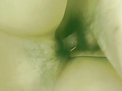 Сэксуальная азіятка ў спадніцы атрымлівае яе жорсткія валасатыя шапіках пальцамі шпількі затым трахал