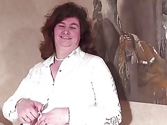 Вялікая старая бабуля з валасатай вагіны